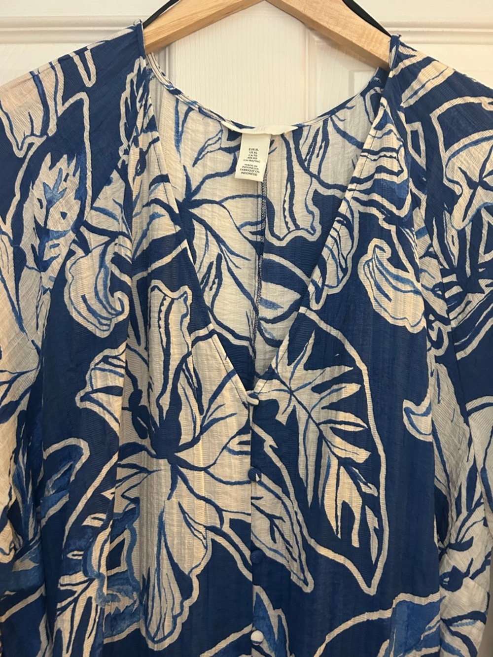 H&M Blue and White Floral Wrap Dress - Picture 4 of 6